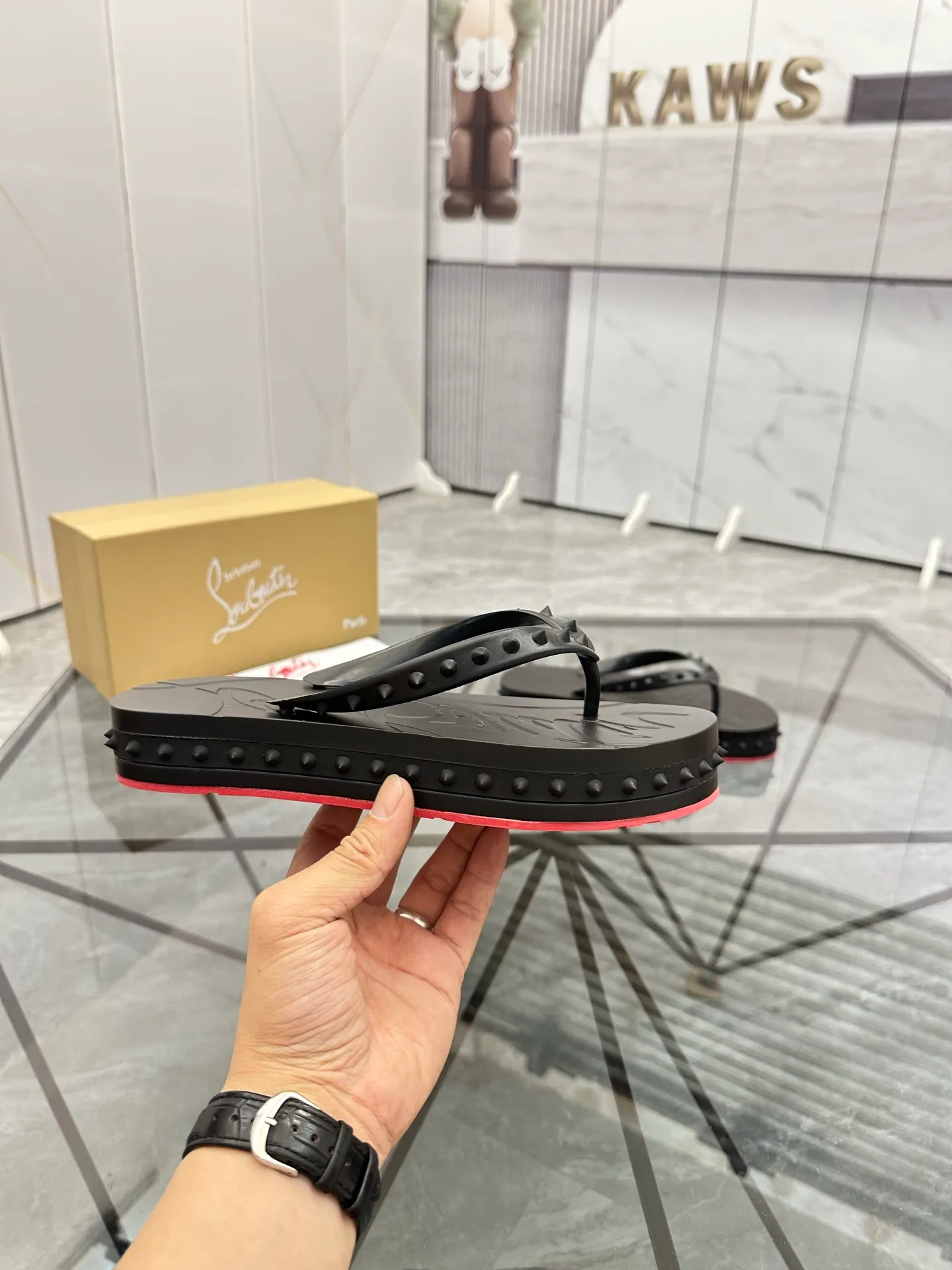 Men's shoes: 💰P320¥ Product trademark: CL red-soled shoes* "CL*" flip-flops Regular size: 38-44 (men's 45.46 can be customized) Product materials: imported cowhide upper, professional 5D craftsmanship, high-end rivets, sheepskin lining, original outsole. Number: 789